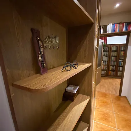 Harry Potter Inspired 2bdr, Old Town Appartement